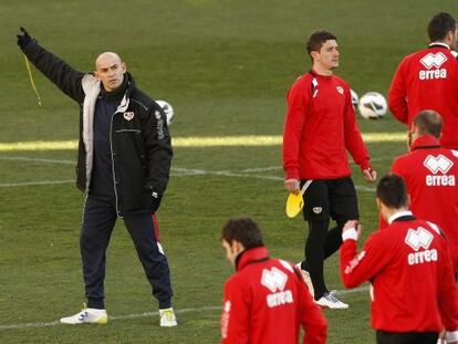 Paco Jémez da instrucciones durante un entrenamiento