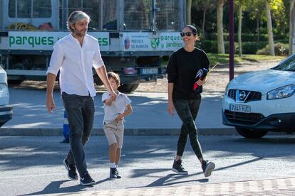 La modelo Eugenia Silva y Alfonso de Borbón, con su hijo Alfonso, camino del colegio, el pasado jueves en Madrid.