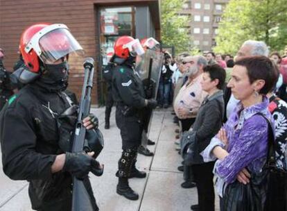 Agentes de la Ertzaintza y miembros de la izquierda abertzale, ayer, en Durango, frente a frente.