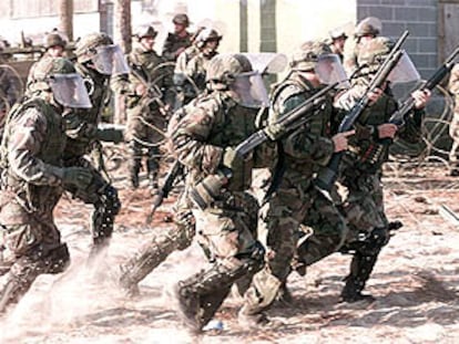 <i>Marines</i> de unidades antiterroristas se entrenan con armas antidisturbios en Camp Lejuene, Carolina del Norte.
