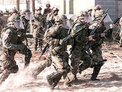 <i>Marines</i> de unidades antiterroristas se entrenan con armas antidisturbios en Camp Lejuene, Carolina del Norte.