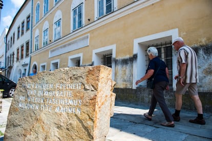 "Por la paz, la libertad y la democracia. Nunca más fascismo. Millones de muertos nos advierten", se lee en una piedra a las puertas de la que fuera casa de Hitler en  Braunau, Austria, en 2018.
