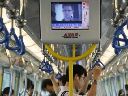 Las pantallas del metro de Hong Kong muestran la entrevista a Snowden el 16 de junio.