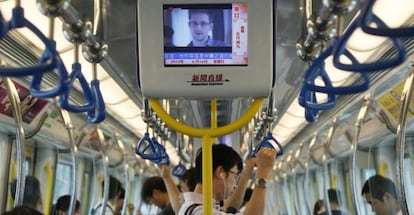 Las pantallas del metro de Hong Kong muestran la entrevista a Snowden el 16 de junio.