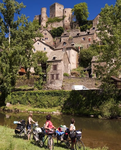 'Biciperegrinas' en la localidad francesa de Belcastel, departamento de Aveyron, en el Camino Francés.