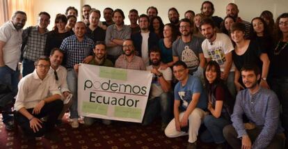 Pablo Iglesias e &Iacute;&ntilde;igo Errej&oacute;n con espa&ntilde;oles en Quito. 