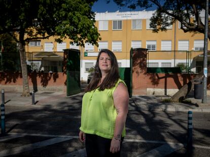 Marian Vaya, madre de tres hijos con ataxia, frente al centro al que acuden sus hijos y su sobrino, que lleva tres años esperando a que pongan un ascensor.