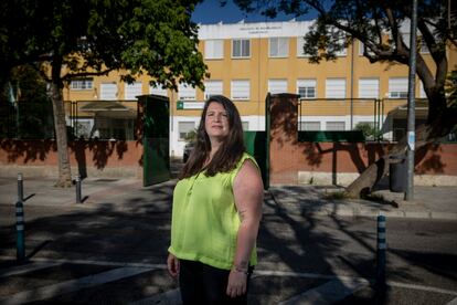 Marian Vaya, madre de tres hijos con ataxia, frente al centro al que acuden sus hijos y su sobrino, que lleva tres años esperando a que pongan un ascensor.