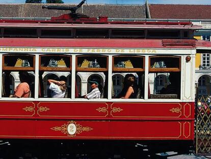 Pasajeros a bordo de un tranvía en Lisboa, la capital portuguesa.