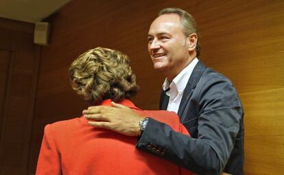 Alberto Fabra y Rita Barberá se abrazan tras someterse al examen de idoneidad para ser senadores territoriales.