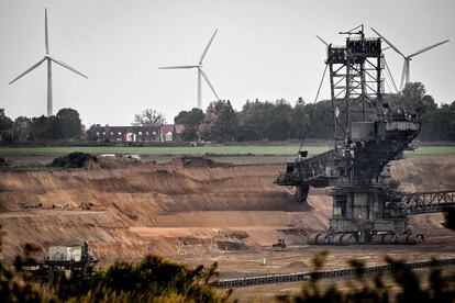 Una excavadora en la mina de carbón a cielo abierto de Garzweiler, en el noroeste de Alemania, el pasado 20 de octubre.