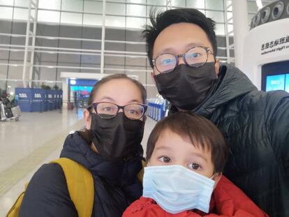 El profesor Xiaoyu Lu con su esposa y su hijo en Wuhan.