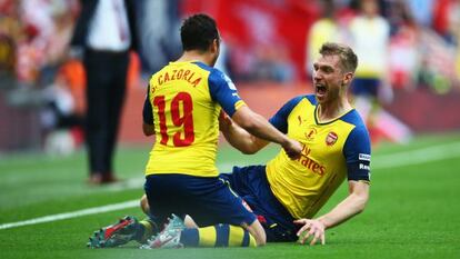 Cazorla y Mertesacker celebran el tercer gol del Arsenal, obra del alem&aacute;n. 