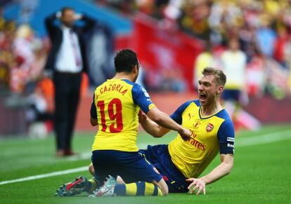 Cazorla y Mertesacker celebran el tercer gol del Arsenal, obra del alem&aacute;n. 