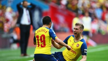 Cazorla y Mertesacker celebran el tercer gol del Arsenal, obra del alem&aacute;n. 