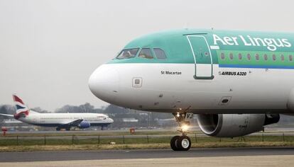 Aviones de Aer Lingus y British Airways en el aeropuerto de Gatwick.