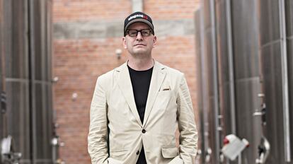 El cineasta Steven Soderbergh, en las instalaciones de Casa Real, la bodega que produce
su singani.