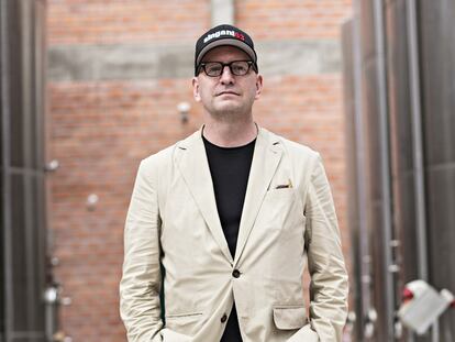 El cineasta Steven Soderbergh, en las instalaciones de Casa Real, la bodega que produce
su singani.