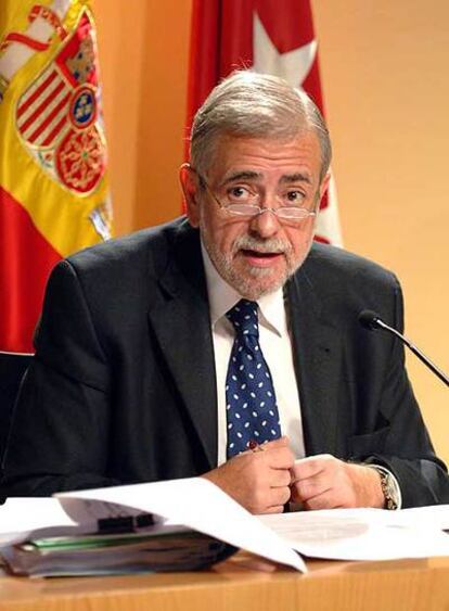 El consejero de Economía y Hacienda, Antonio Beteta,  explica los cambios en el IRPF.