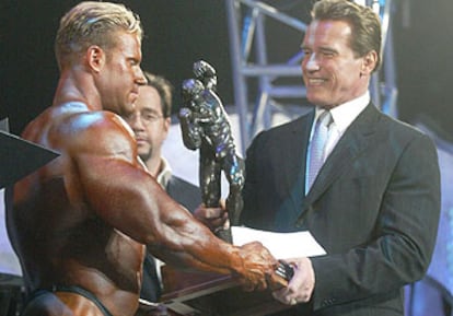 El gobernador de California, Arnold Schwarzenegger, entrega un trofeo al culturista Jay Cutler en Columbus, Ohio.