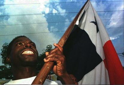 Un manifestante en una marcha en 1998 contra la presencia de bases norteamericanas en la ciudad de Panamá, en conmemoración por los enfrentamientos ocurridos en 1964, cuando murieron 22 estudiantes.