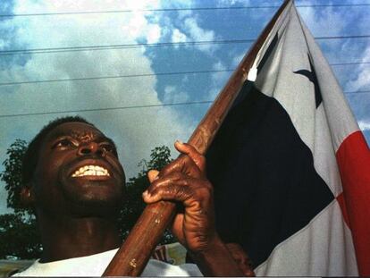 Un manifestante en una marcha en 1998 contra la presencia de bases norteamericanas en la ciudad de Panam&aacute;, en conmemoraci&oacute;n por los enfrentamientos ocurridos en 1964, cuando murieron 22 estudiantes.