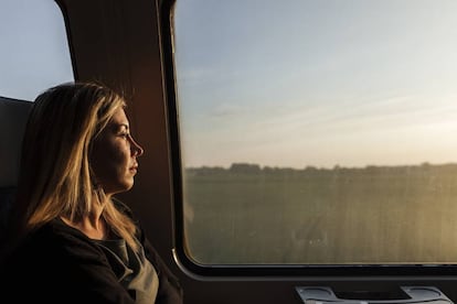 Lilas Hatahet, periodista, refugiada siria en Dinamarca y madre de dos hijos, en el tren de vuelta a casa tras una jornada laboral.