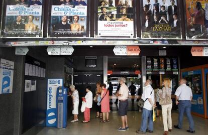 Sesi&oacute;n de cine para la tercera edad en el centro comerical de La Vaguada (Madrid).