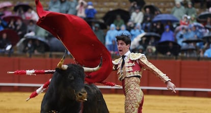 El matador de toros Esaú Fernández, con la muleta en el primer toro de su lote de Tornay.