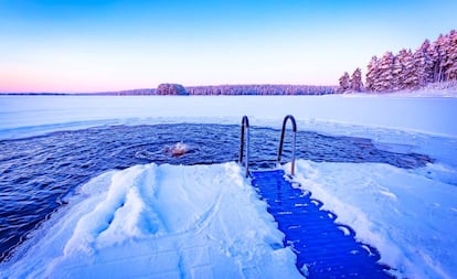 Plataforma para el 'avantouinti' (baño en aguas heladas) en Kuhmo (Finlandia).