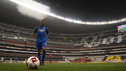 Elías Hernández, jugador del Cruz Azul, en un partido de pretemporada a puerta cerrada.