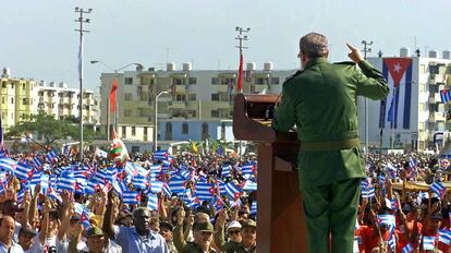 Fidel Castro se dirige a sus seguidores en La Habana en 2000.