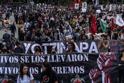 La manifestación transita pacíficamente por Paseo de la Reforma.