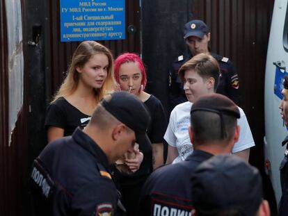 Las Pussy Riot Nika Nikulshina, Olga Kurachiova y Olga Pajtusova, arrestadas en la final del Mundial, salen hoy de prisión. Poco después, eran detenidas de nuevo.