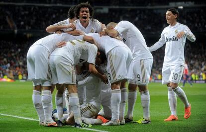 Los jugadores del Madrid celebran su segundo gol al Sporting.