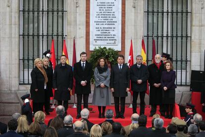Al acto han asistido las presidentas de la Asociación de Víctimas del Terrorismo (AVT), Ángeles Pedraza, y de la Asociación de Víctimas del 11-M, Ángeles Domínguez. El himno de España ha puesto el punto final a una ceremonia breve.