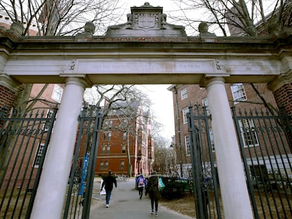 Una de las puertas de acceso al campus de la Universidad de Harvard.