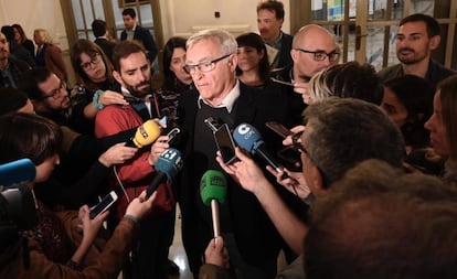 El alcalde de Valencia, Joan Ribó, minutos antes del pleno celebrado este jueves en el Ayuntamiento.