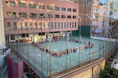Alumnos de un colegio del centro de Barcelona celebran en el patio la tradicional Castanyada.