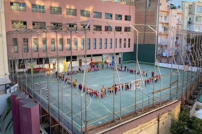 Alumnos de un colegio del centro de Barcelona celebran en el patio la tradicional Castanyada.