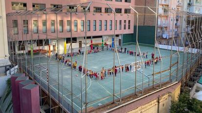 Alumnos de un colegio del centro de Barcelona celebran en el patio la tradicional Castanyada.