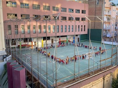 Alumnos de un colegio del centro de Barcelona celebran en el patio la tradicional Castanyada.