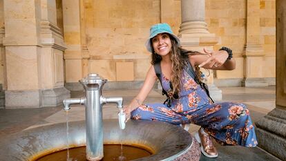 Mariel Galán sirviéndose agua de una de las fuentes termales en la ciudad de Karlovy Vary.