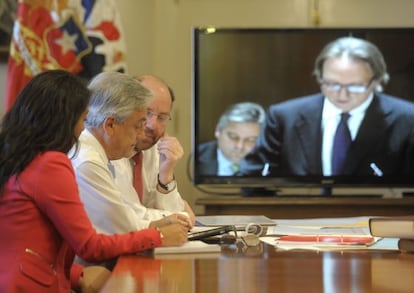 El presidente y el canciller chilenos siguen por televisi&oacute;n los argumentos de Per&uacute; en el juicio de La Haya.