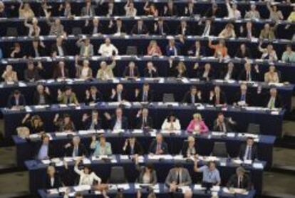 Eurodiputados votan en un pleno del Parlamento Europeo.