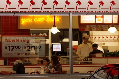 Un letrero ofrece trabajo en un restaurante de hamburguesas de Encinitas, California.