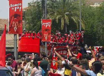 Los jugadores del Murcia, en el autobús en el que ayer celebraron el ascenso por las calles de la ciudad.