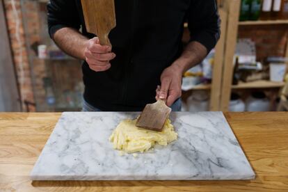 Jorge Mariscal golpea con dos palas la mantequilla para unificarla y formar un bloque. Se efectúa sobre mármol, una superficie fría, para que no pierda temperatura.