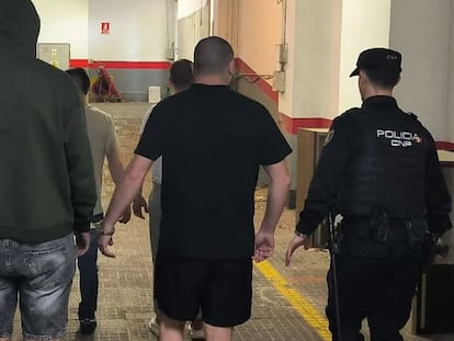 La Policía detiene este martes a cuatro turistas italianos tras una denuncia por agresión sexual a una mujer en un apartahotel de la ciudad de Palma (Mallorca).