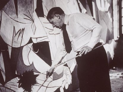 Pablo Picasso  pintando el &lsquo;Guernica&rsquo;, fotografiado por Dora Maar en 1937.